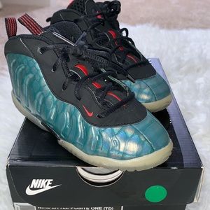 Toddler Foams Nike sneakers